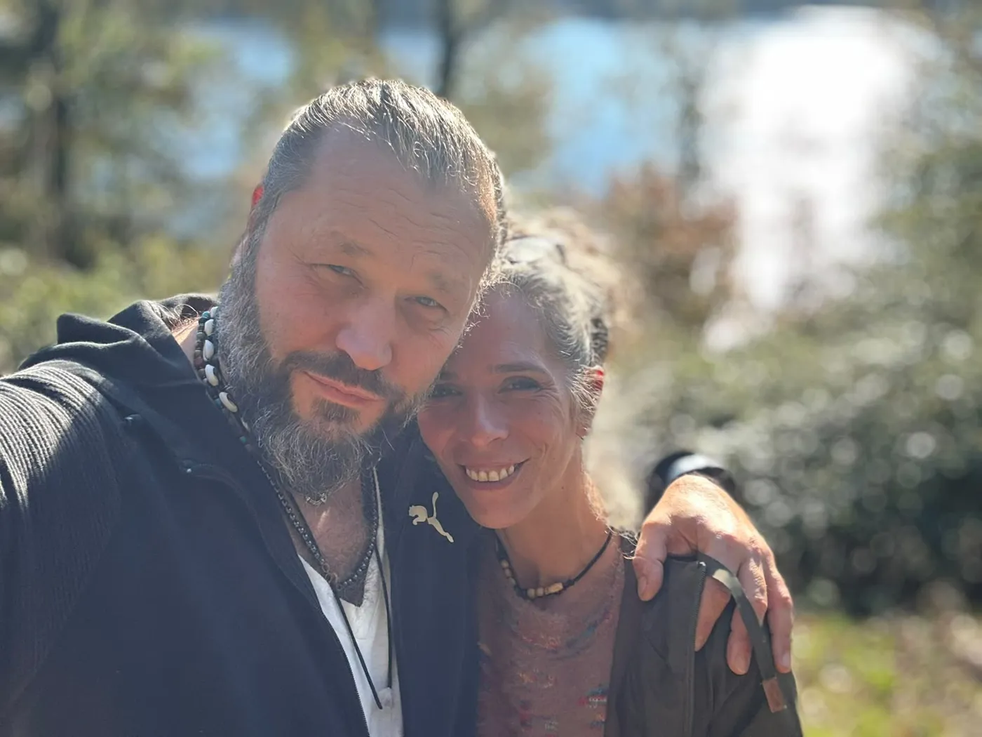Martin und Rebeka, die Gründer von LaLuz.world, gemeinsam in der Natur